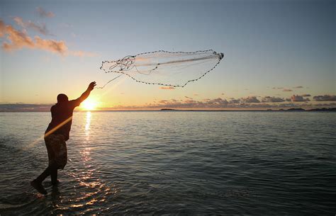  Fisherman Casting a Net - Ink and Wash Masterpiece Illustrating Serenity and the Passage of Time!